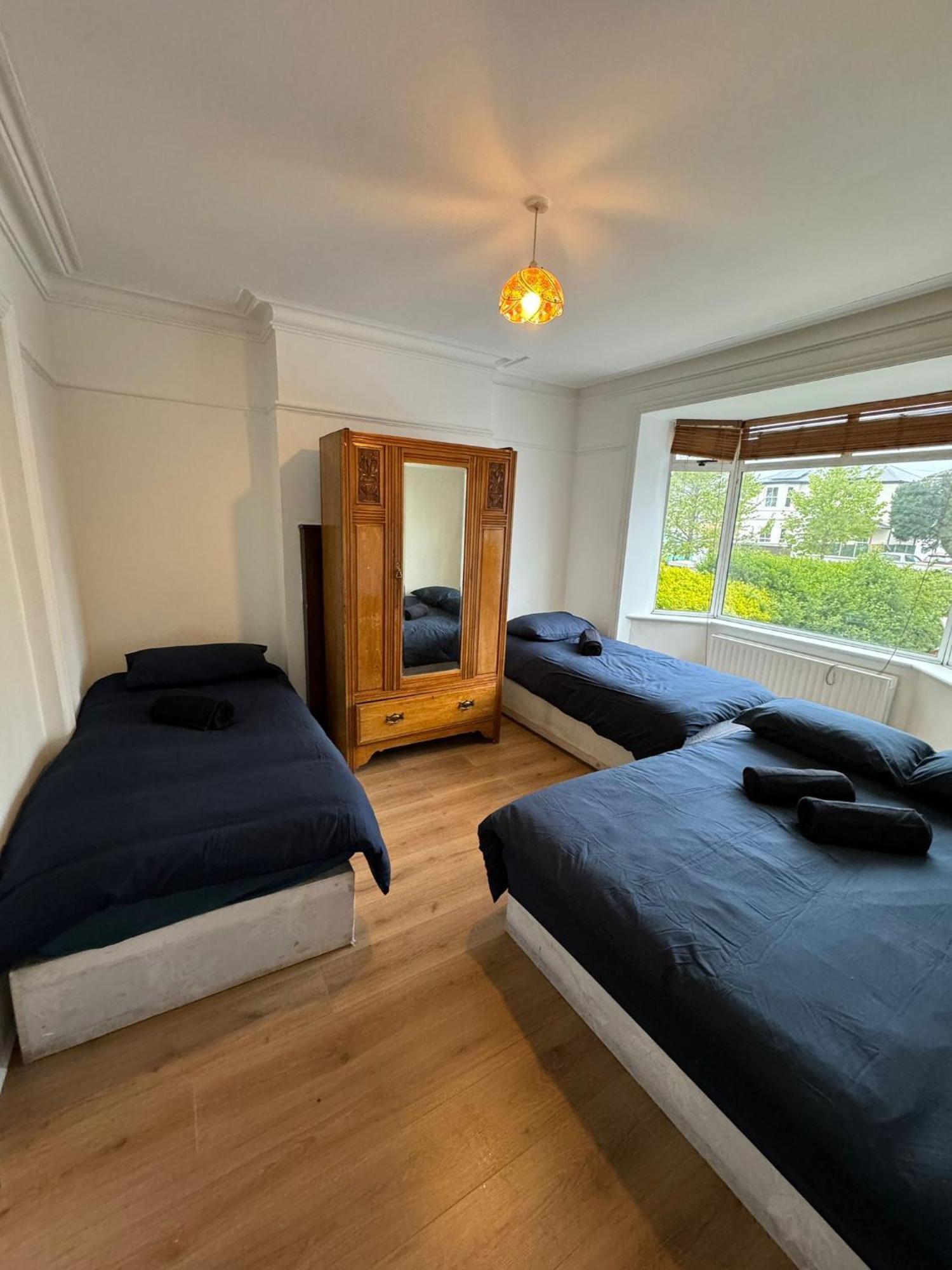 Big Family Room In Room At 2 Iveragh Rd-4 - Dublin — Photos 3